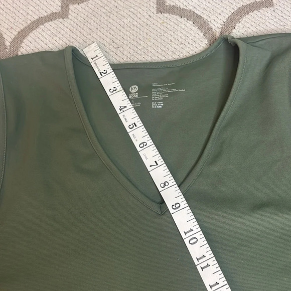 JOY collection clean boss Luxe Performance Ultra-Smooth Power v-neck Tank top - Picture 4 of 7